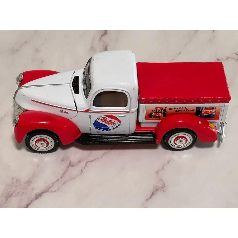 Golden Wheel #68457 1/32 Diecast & Plastic 1940 Ford Pickup Pepsi Soda Truck